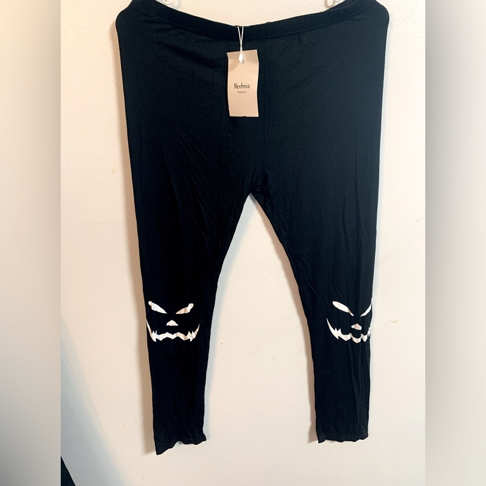 NWT Women’s Nextmia Fashion Halloween Leggings
